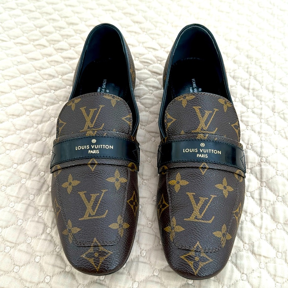 Flat leather Louis Vuitton women shoes